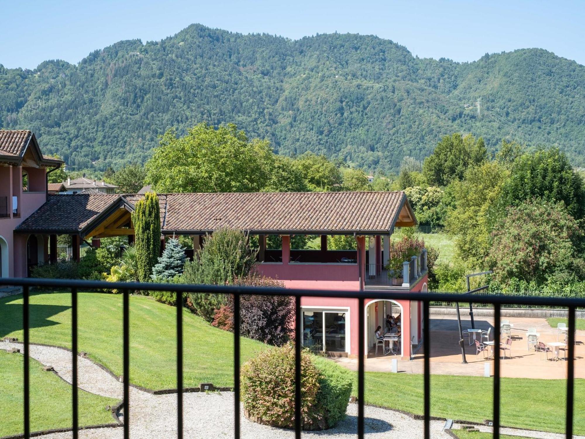 Spacious Apartment In Idro With Shared Pool Crone Exterior photo