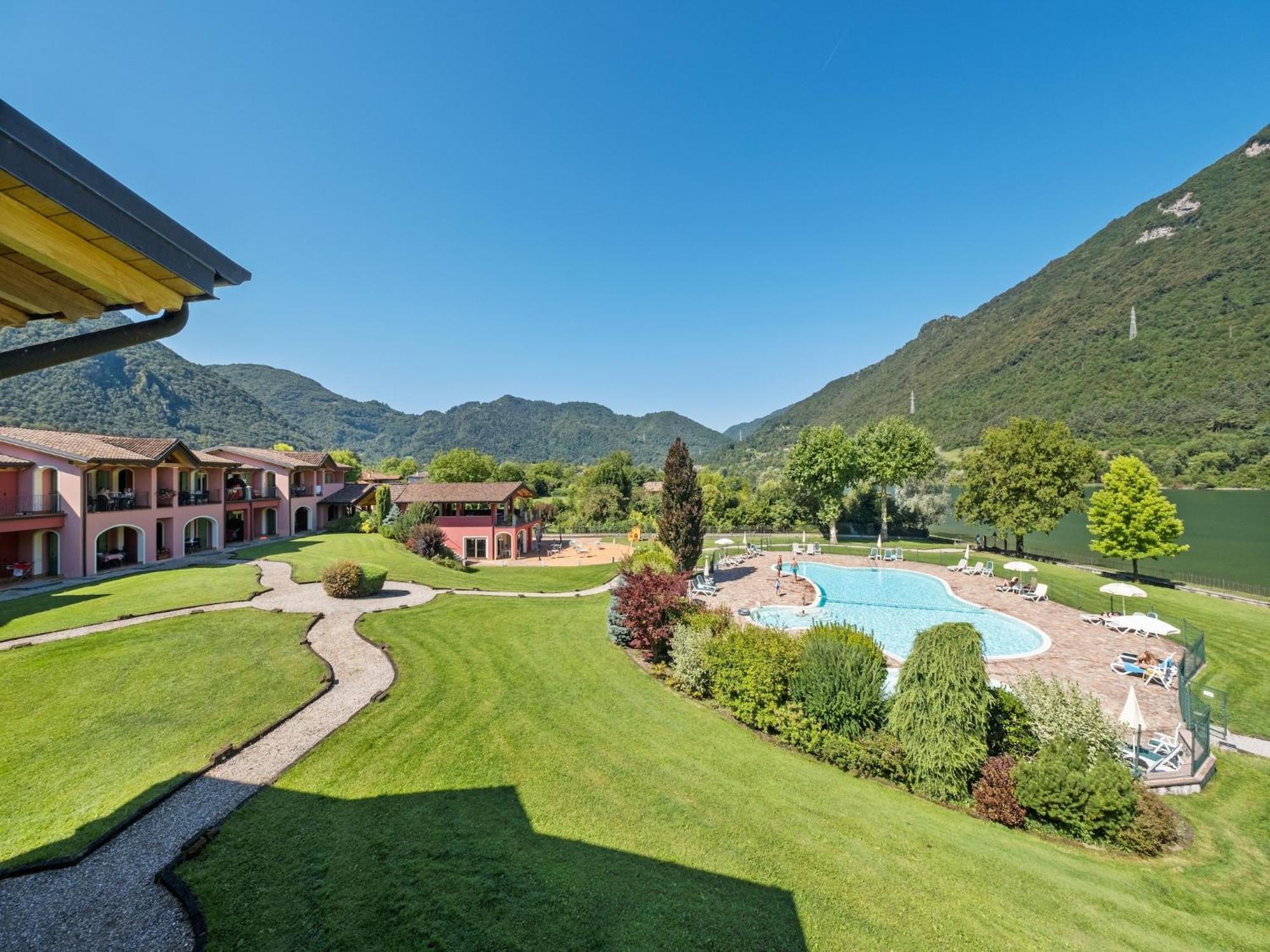 Spacious Apartment In Idro With Shared Pool Crone Exterior photo
