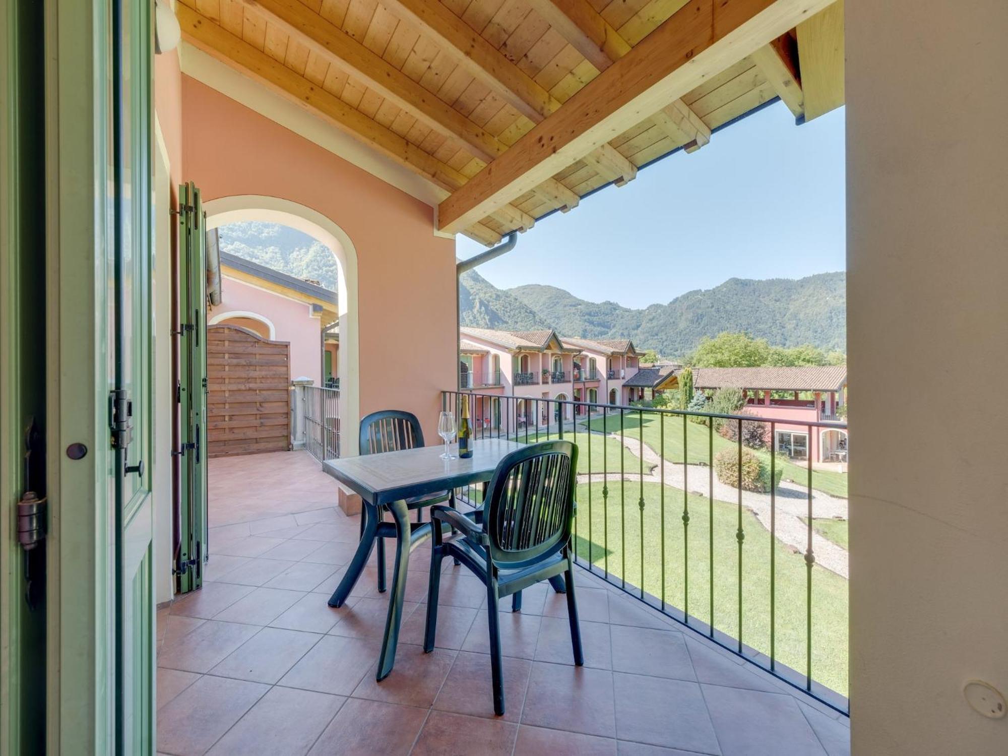 Spacious Apartment In Idro With Shared Pool Crone Exterior photo